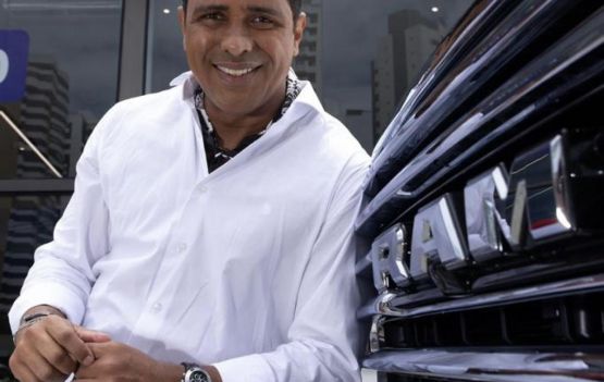 Referência Internacional de carros de luxo,  JEEP aposta em Marcos Preto como influenciador homem na Bahia