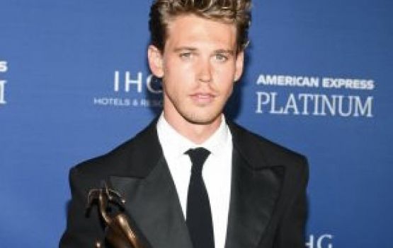 Austin Butler usa Ferragamo no 34° Festival Internacional de Cinema de Palm Springs