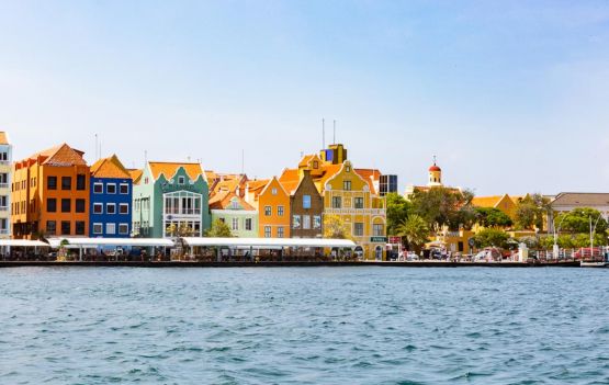 Vista do Handelskade em Punda, rua com casas coloridas Divulgação