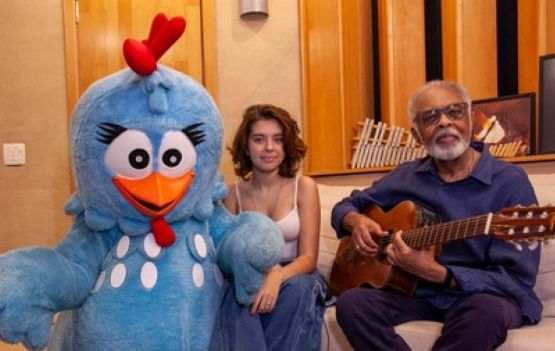Gilberto Gil e Flor Gil se encontram com a Galinha Pintadinha Foto/Divulgação