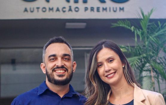 _Rafael Gandarela e Rebecca Dantas celebram a novidade lançada pela Unike
