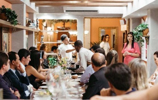 A head da agência Gabriela Bandeira recebe empresários, advogados, médicos e profissionais da saúde e do varejo durante jantar de negócios
