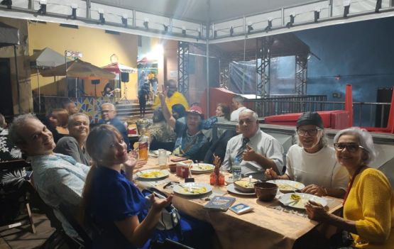 Armandinho Macedo celebra título no Pelourinho   com amigos e família