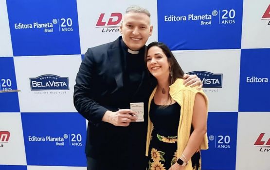 Padre Marcelo Rossi e a gerente de Marketing do Shopping Bela Vista, Juliana Brandão 