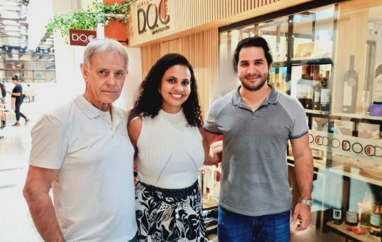 Na foto, o jornalista Giácomo Mancini, a Gerente de Marketing do RedeMix e do Vitória Boulevard Aline Maria e o sócio do Espaço DOC Gustavo Lessa 