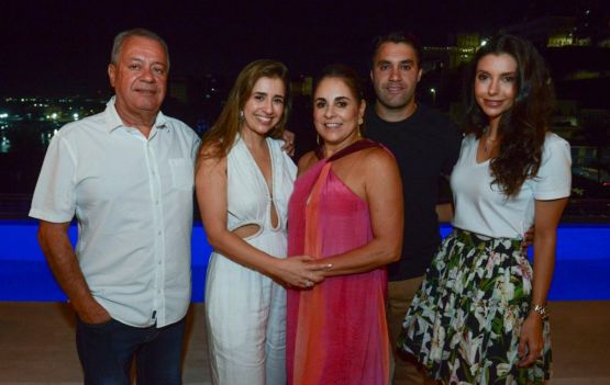 Na foto a aniversariante Maria Clara e o marido Ricardo Alban com a família 