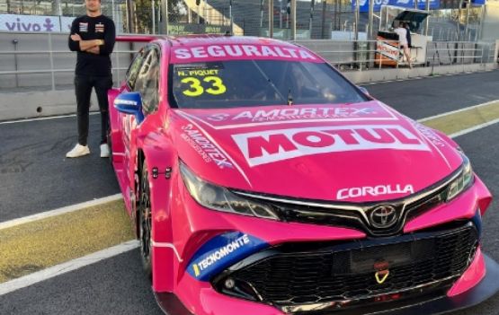 Outubro Rosa: Carro de Nelsinho Piquet é envelopado com cor temática em parceria com a Avery Dennison