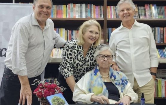 Suzana Bastos com seus filhos Maria Lúcia, Eduardo e Augusto Bastos. 