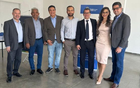 Na foto, Marcos Rêgo com Geraldo Santana (diretor administrativo financeiro da União dos Municípios da Bahia - UPB), Felipe Ribeiro (Gerente Operacional SDB), Breno Valadares (Presidente da Comissão de Direito Administrativo da OAB-BA) e membros da U