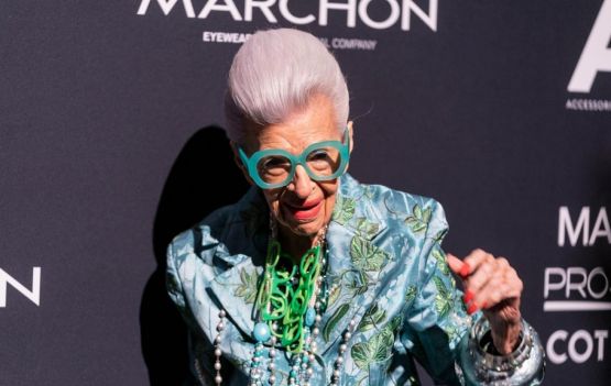 A morte de Iris Apfel deixa um vazio no mundo da moda, mas seu legado continua a influenciar e inspirar.