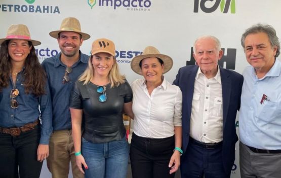 Na foto: Da esquerda para a direita: Iara Schimmelpfeng e o presidente da Petrobahia Thiago Andrade, Katerine Rios, a Secretária de Desenvolvimento Urbano Jusmari Oliveira, empresário Luiz Gonzaga Andrade e Oziel Oliveira, Coordenador Geral de Apoio 