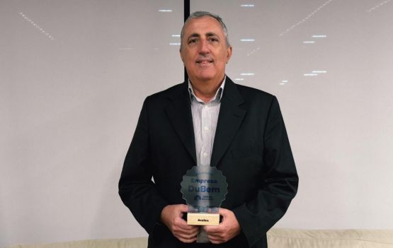 O vice-presidente de Recursos Humanos da Acelen, João Raful, recebe da OSID o Prêmio Empresas DuBem. 