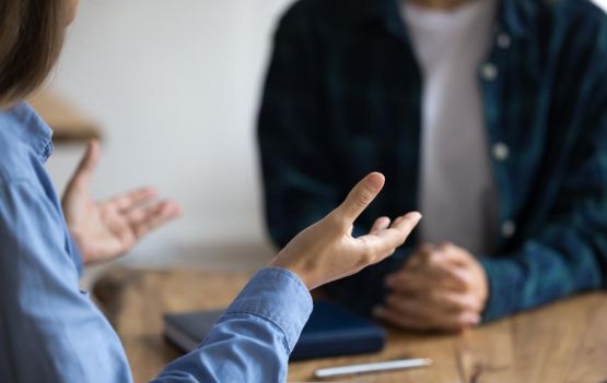 Aumento do emprego entre jovens brasileiros contrasta com baixa formalização. 