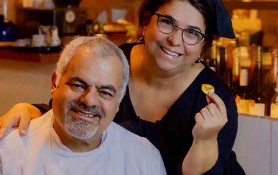 O chef Celso Vieira e Valeska Calazans, sócios do restaurante de cozinha líbano mediterrânea *Casa Chálabi*, que faz parte do Grupo Pasta em Casa, no Horto Florestal. Foto divulgação 