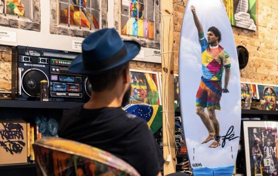 Eduardo Kobra celebra desempenho de Gabriel Medina nas Olimpíadas de Paris com grafite em prancha de surfe