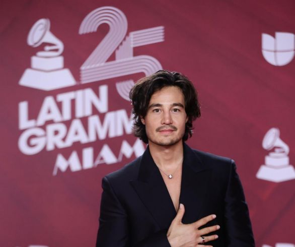 Tiago Iorc brilha usando Bvlgari no Grammy Latino em Miami