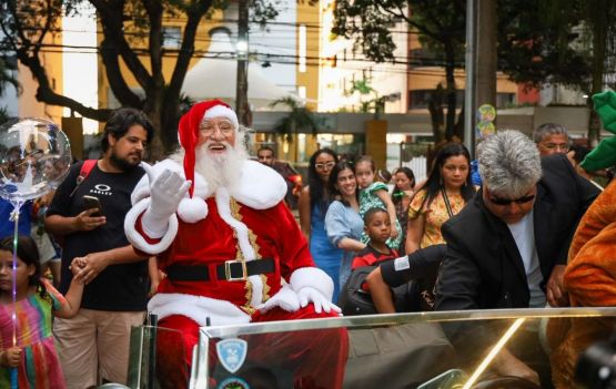 Natal do Vitória Boulevard Shopping teve desfile de personagens e Papai Noel neste sábado