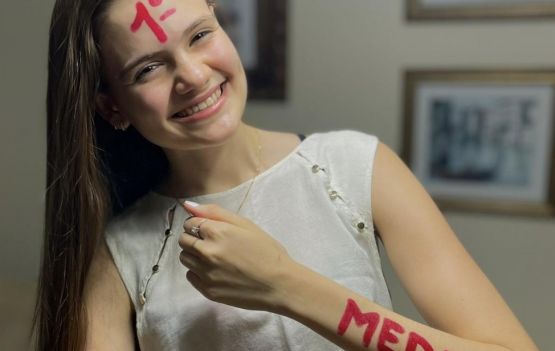 Letícia Damião, de 20 anos, conquistou o 1º lugar no vestibular da Escola Bahiana de Medicina e Saúde Pública (EBMSP) / Foto: Divulgação