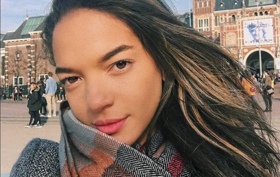 Laura , a herdeira do artista baiano Menelaw Sete