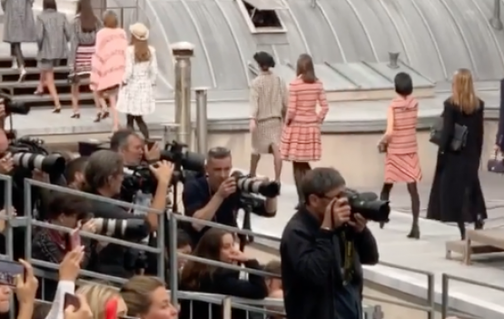 Blogueira invade a passarela da Chanel. Confira o video postado no instagram. 