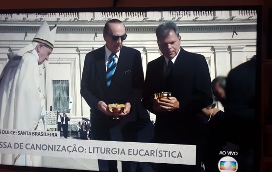 A família Sá participando da canonização de irmã Dulce. 