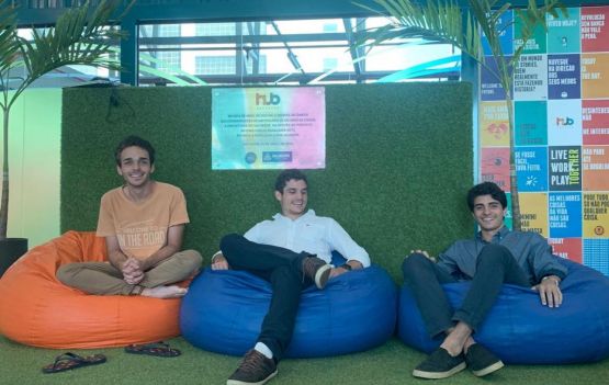 Os jovens empresários Adeíldo Peixoto, Vitor Ribeiro decidiram instalar a Startup Plocar num “work place” do moderno Hub Salvador.
