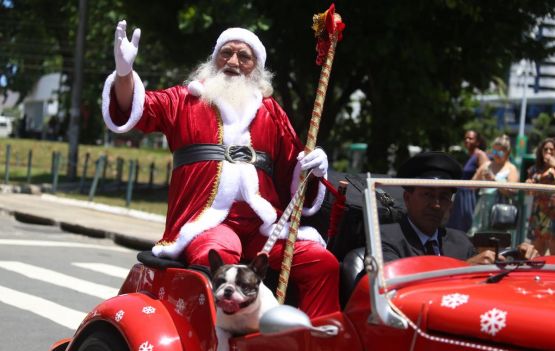 Papai Noel chegou a bordo de um modelo MP Lafer vermelho
