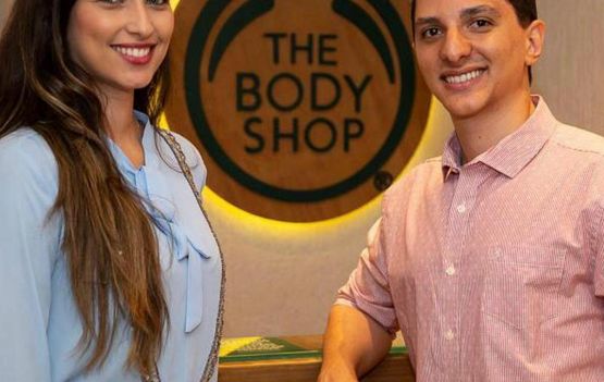 Os empresários Louise e Roger Gomes com uma ação especial de natal revertida para a Plan International.