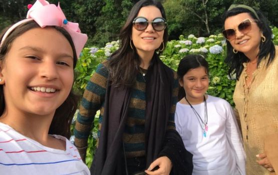 Ozana Barreto a filha Lua e as  Sofia e Suri. 