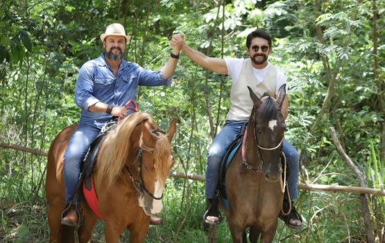 Estakazero e Adelmário Coelho se apresentam na Fenagro