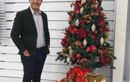 Ricardo Ishmael na árvore de Natal solidária.