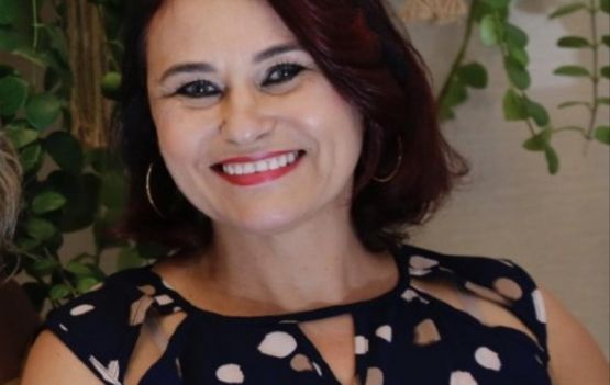 Noêmia Nascimento recebendo logo mais para coquetel. 