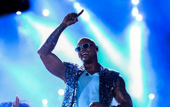 Léo Santana bota multidão para requebrar na Arena Daniela Mercury