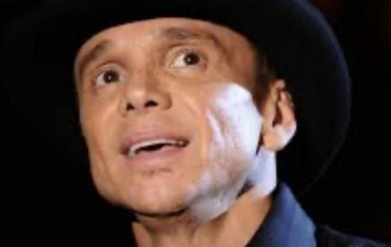 O cantor Netinho pilota luau em Praia do Forte 