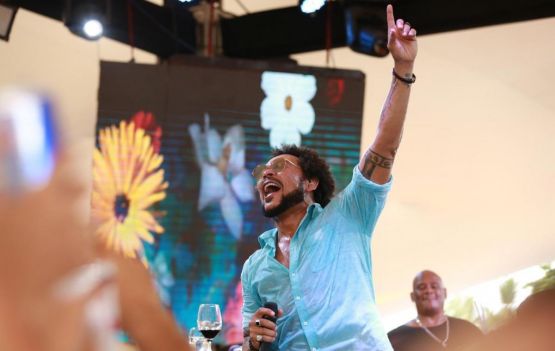 Jau participa de show de Elba em Trancoso e segue com agenda intensa de verão 