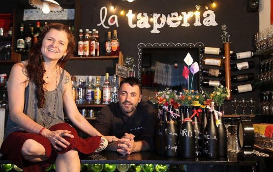 Juli e o chef José Morchon do La Taperia Foto Angeluci Figueiredo