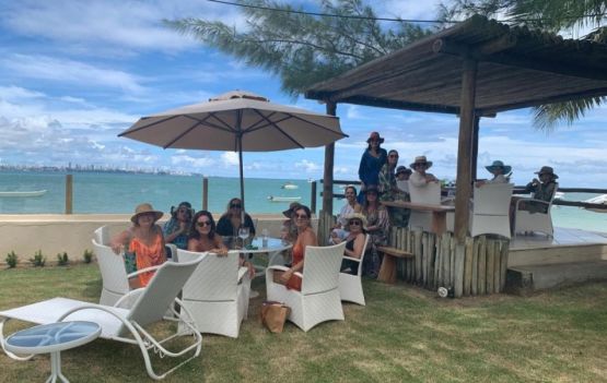 Alê Mattos recebe amigas para almoço na Gamboa em Itaparica