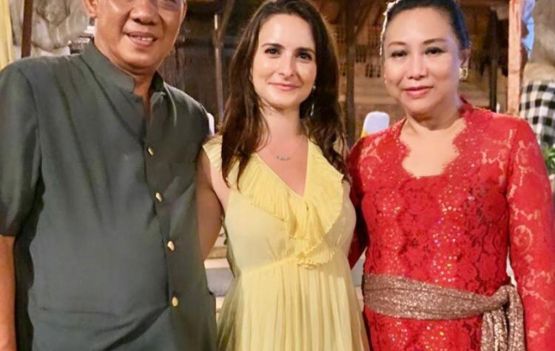 Celinne Da Costa com a realeza da  Indonésia. 