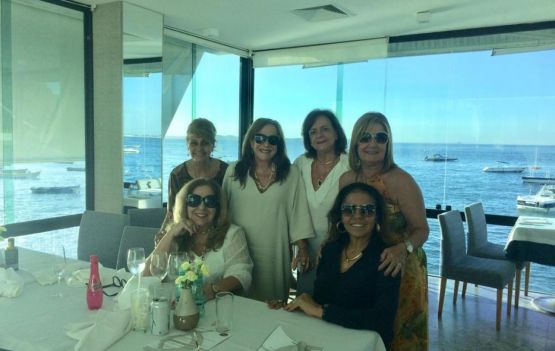 Vera Magalhães brindou a data como gosta.