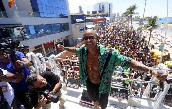 Leo Santana puxa arrastão nesta quarta-feira de cinza.