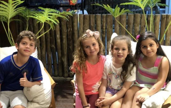 Sylvana Gama curtindo os netos em Praia do Forte 