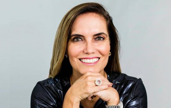 Jornalista Monique Melo promove lançamento do livro “Mulheres Fora de Série” em Salvador