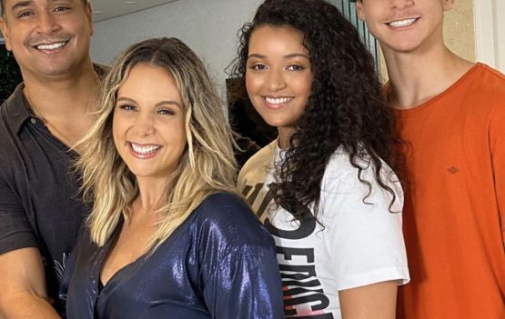 Xandy e Carla Perez com os filhotes 