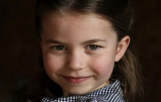 Princesa Charlote parece com a bisavó rainha Elizabeth.