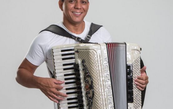 Hoje tem live junina com o cantor Targino Gondim