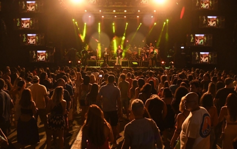 Jau encerra segunda noite da Spring Beer Festival com Othon lotado