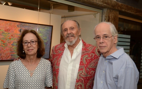 Olívia e João Victorino Chermont de Miranda cercando Mario Mendonça