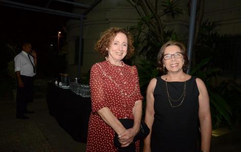 Miriam Jacobson e Mônica Carneiro (co-curadora)