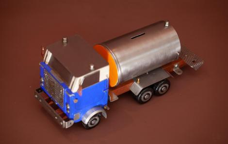 Caminhão cofre de madeira - um brinquedo diferente