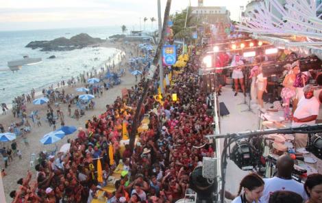 Vem ver o domingo de carnaval nas ruas de Salvador 
